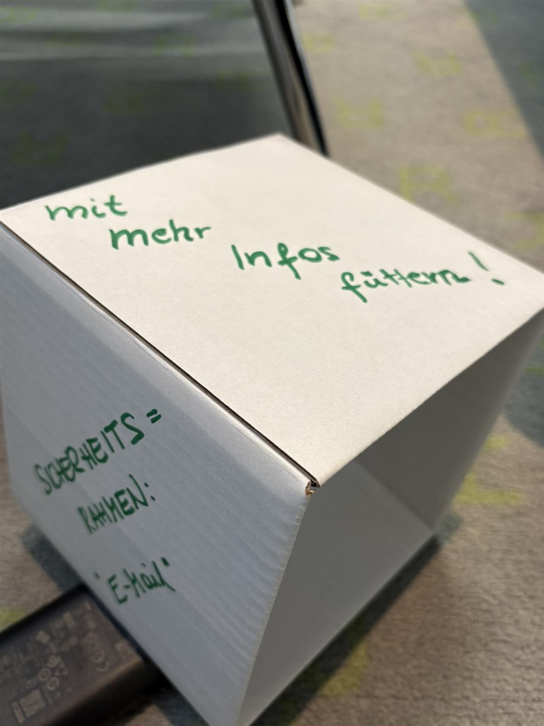 Box mit Notiz: mit mehr Infos füttern